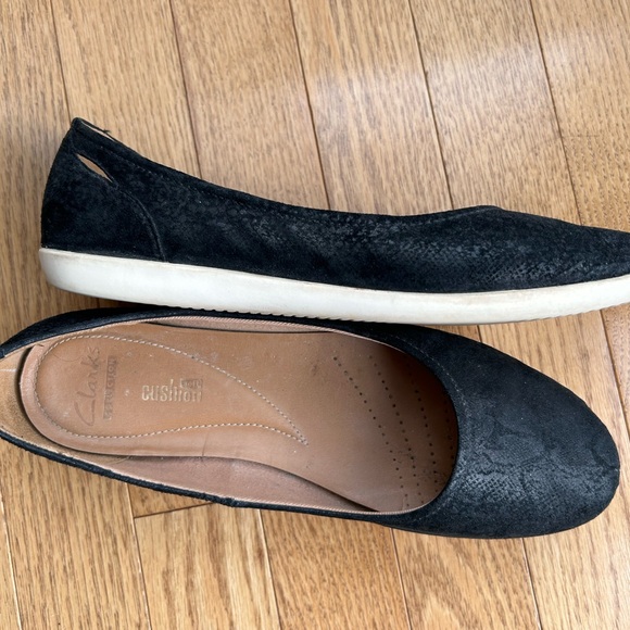 Clark’s flat casual shoes. - Picture 3 of 4